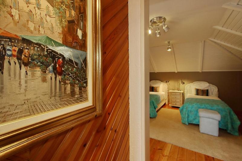 Twin Room image 3