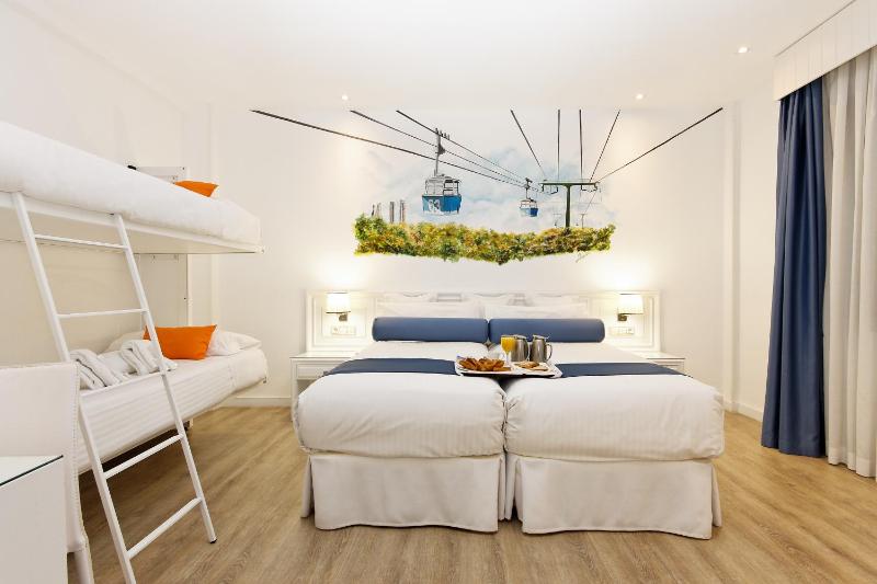 Standard Quadruple Room image 4