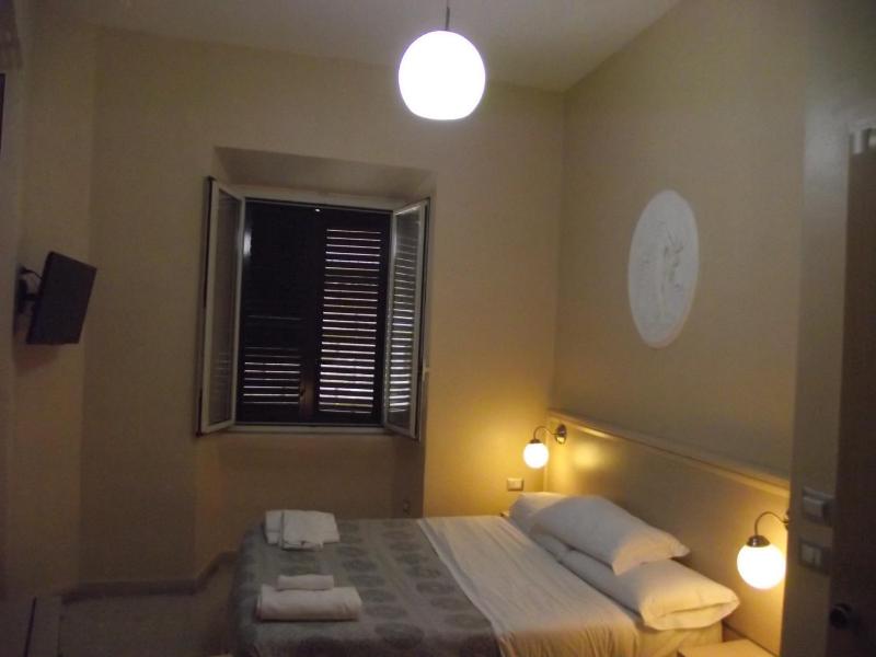 Classic Quadruple Room image 3