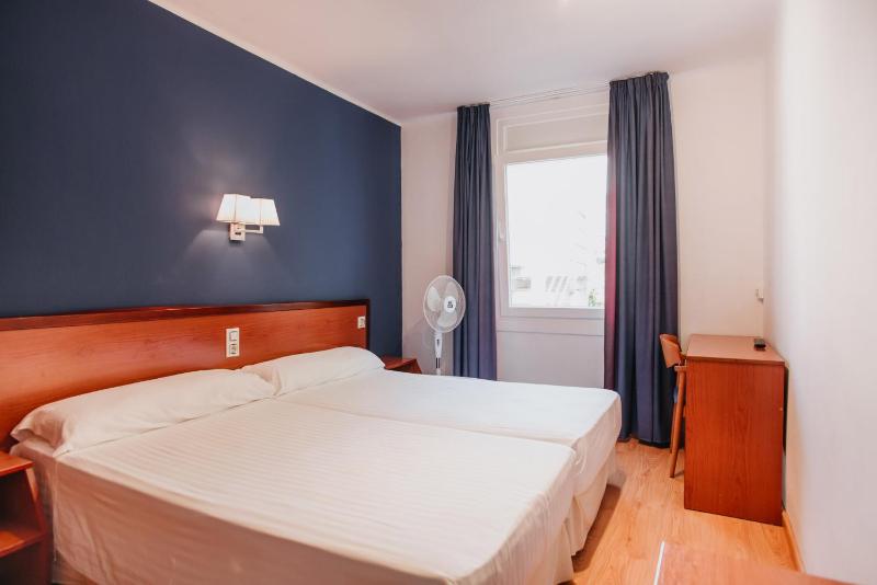 Twin Room image 4