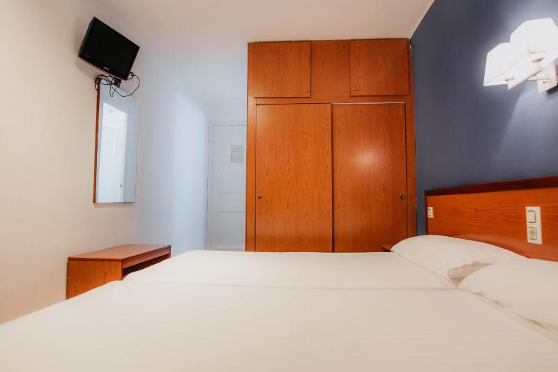 Twin Room image 3