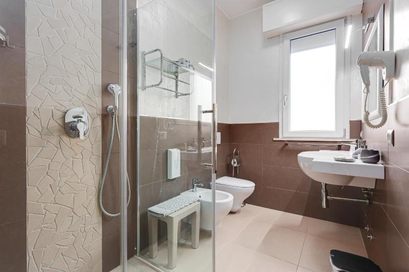 Double Room image 4