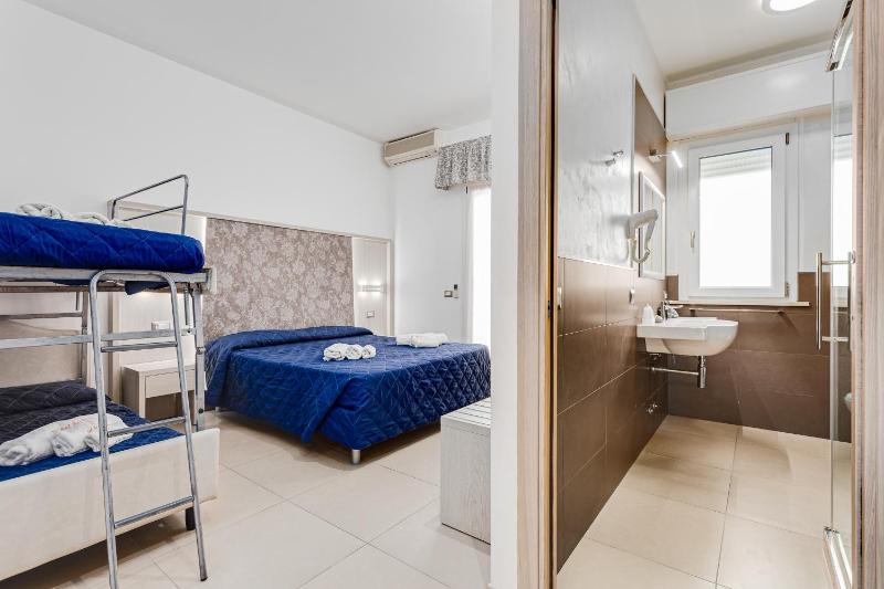 Double Room image 3