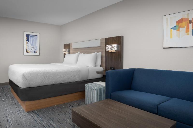 Standard King Room image 3