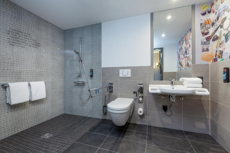 Standard Queen Room - Disability Access image 3