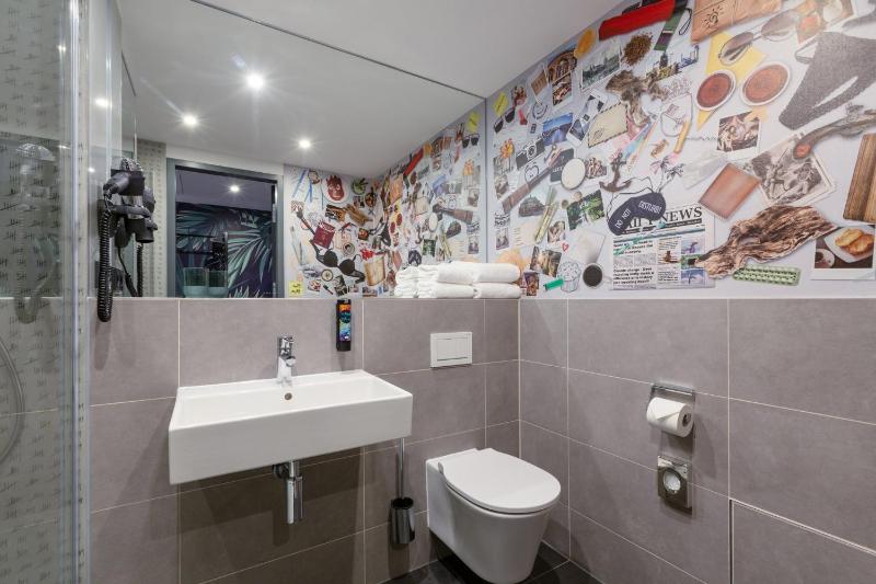 Standard Queen Room image 3