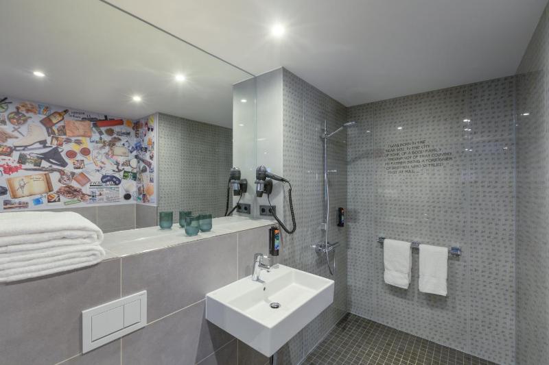 Standard Queen Room - Disability Access image 2
