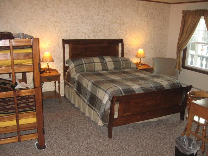 Deluxe Queen Room image 2