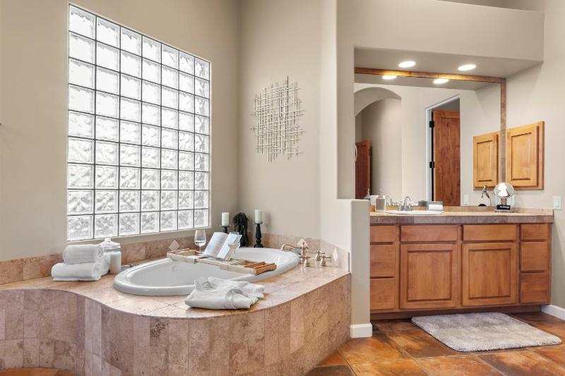The Debonair Derby by PaseoHomesAZ with Heated Pool - image 7