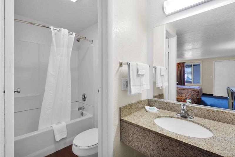 King Room - Non-Smoking image 3