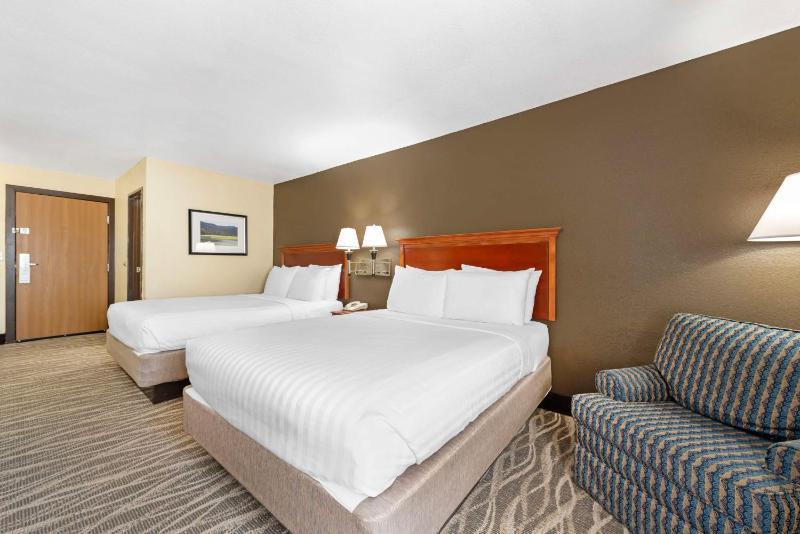 Queen Room with Two Queen Beds and Bath Tub - Disability Access image 4