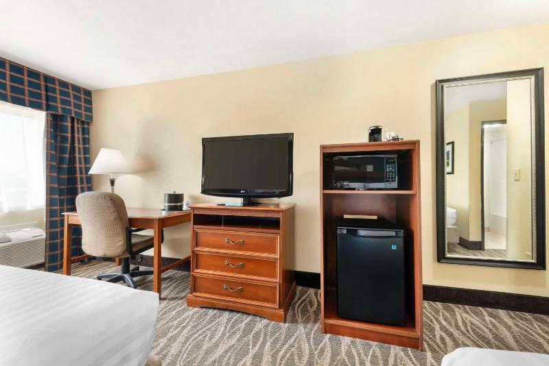Queen Room with Two Queen Beds image 3