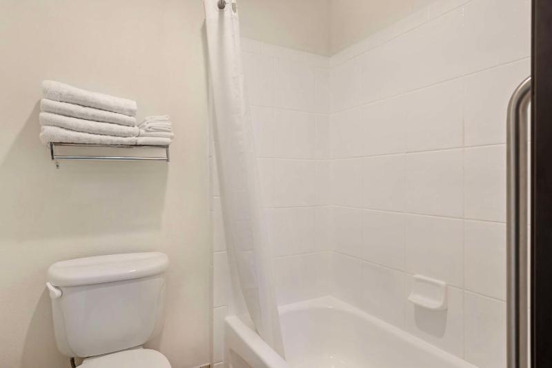 King Suite with Spa Bath image 2