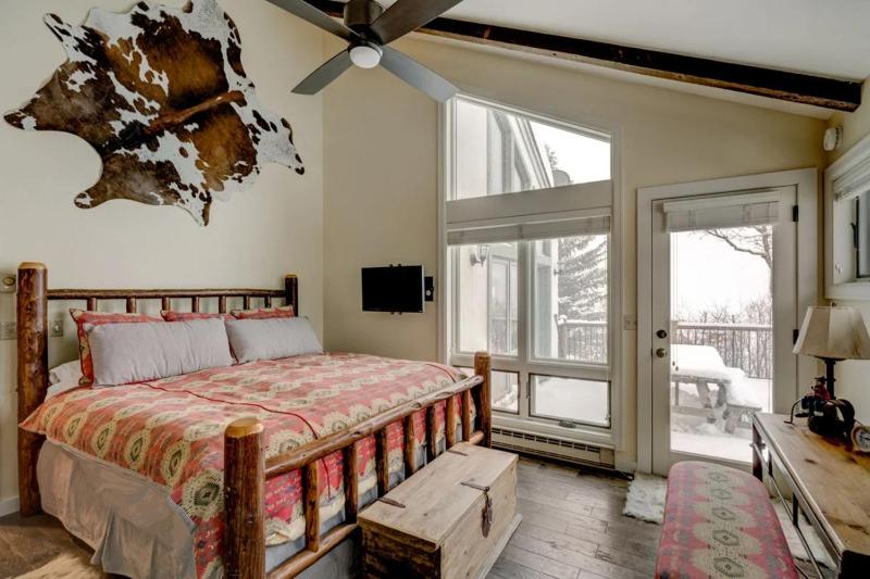 Private Hot Tub with Mountain Views Pet Friendly Quick Walk to Ski Area Base - image 32
