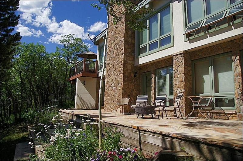Private Hot Tub with Mountain Views Pet Friendly Quick Walk to Ski Area Base - image 18