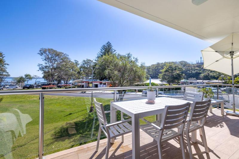 Villa Ellisa 4 beautiful unit with beautiful water views at Little Beach - image 28