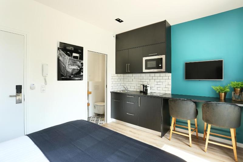 Medium Studio with Kitchen image 4