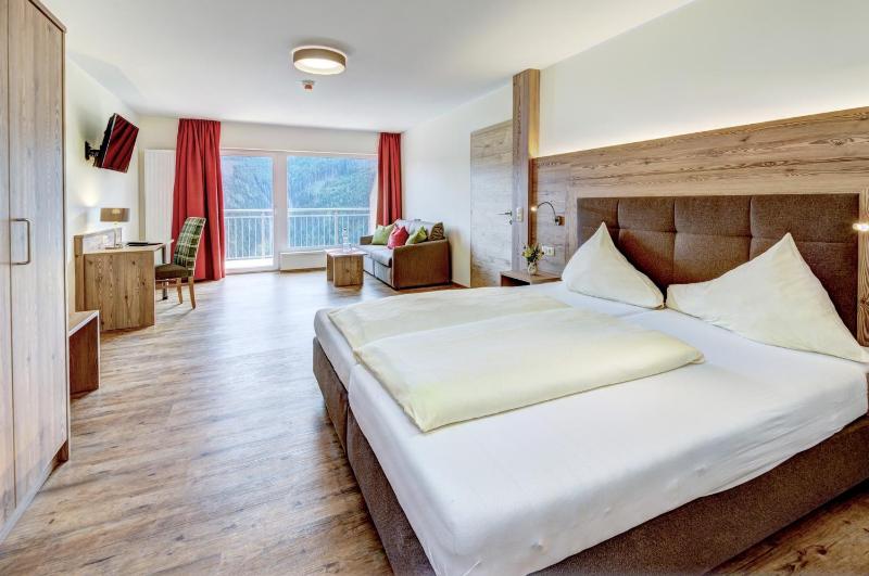 Double Room with Lake View image 1
