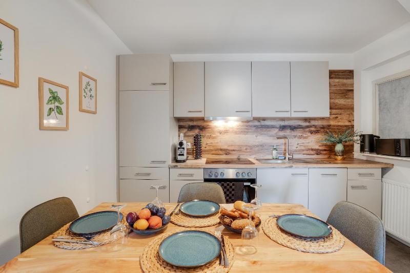 Altstadt View Suite - 2BR at Jakominiplatz & Free Parking by HERO HOMES Graz - image 20
