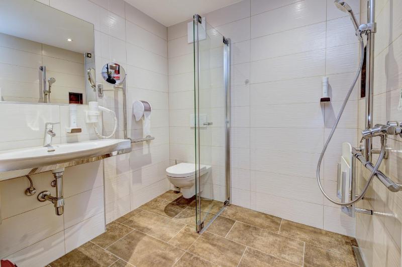 Double Room with Lake View image 3