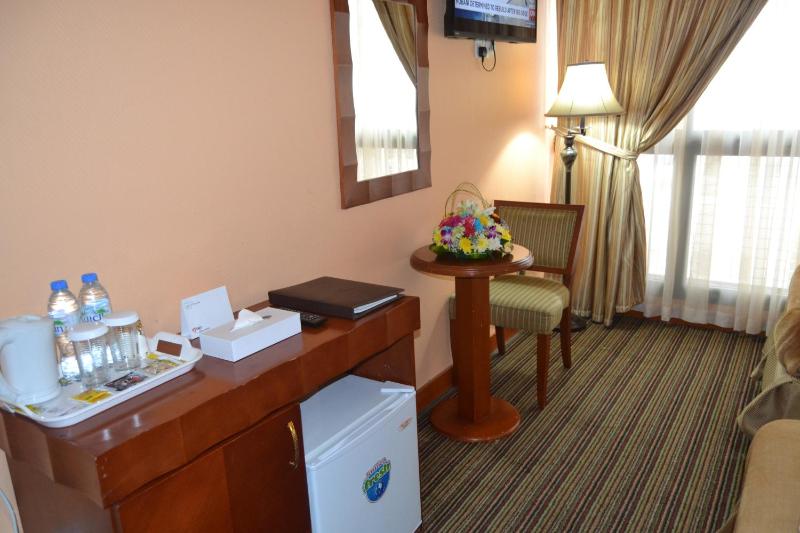 Standard King Room image 4