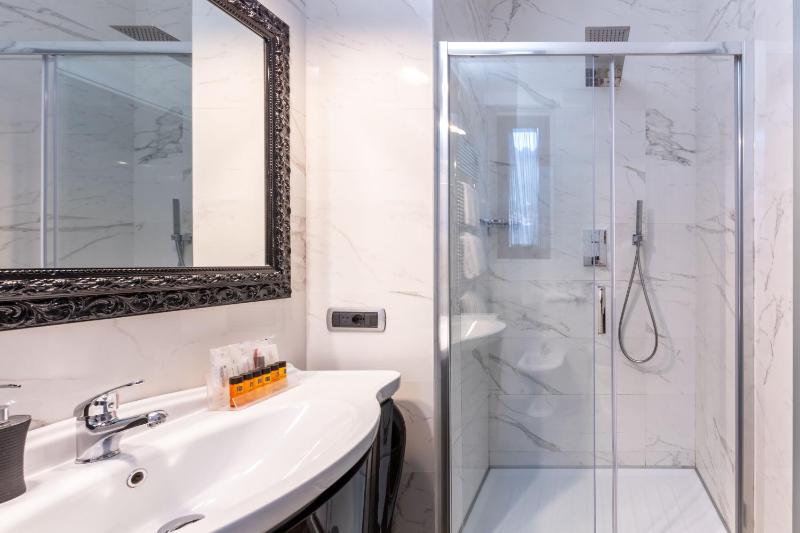 Superior Double Room image 1