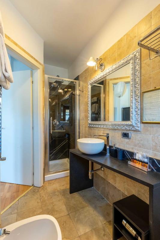 Deluxe Double Room image 2