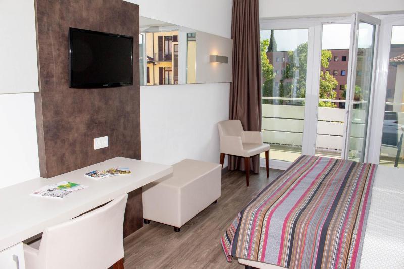 Comfort Double Room with Balcony image 3