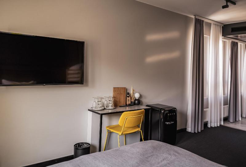 Family room image 3
