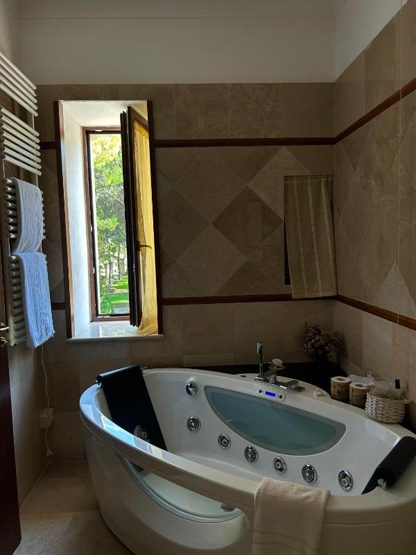 Suite with Hot Tub image 3