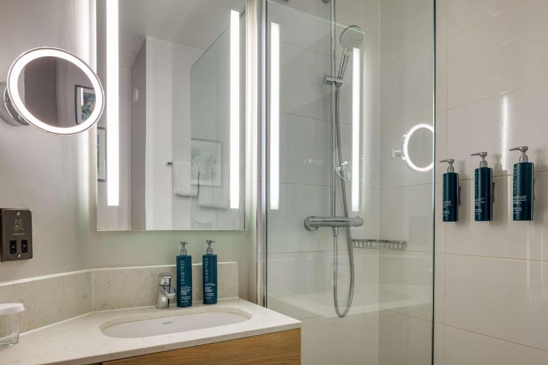 King Guest Room image 3