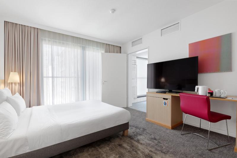 Standard Queen Room - Accessible image 4