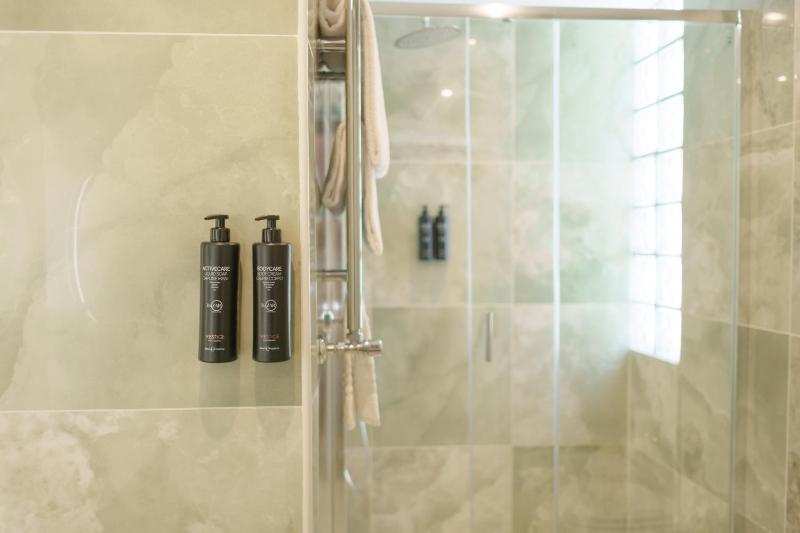 Small Double Room image 4