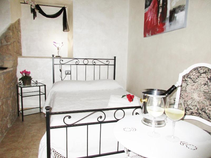 Single Room with Private Bathroom image 1