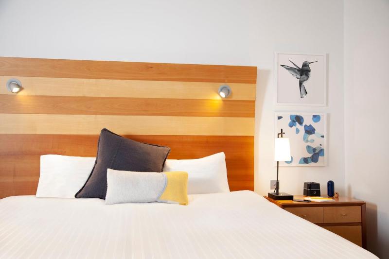 Standard King Room image 4
