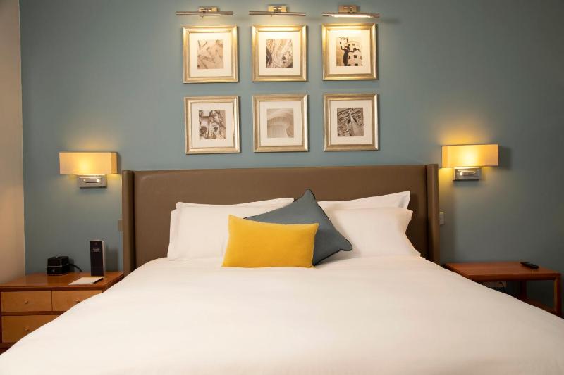 Standard King Room with Balcony and Minifridge image 4