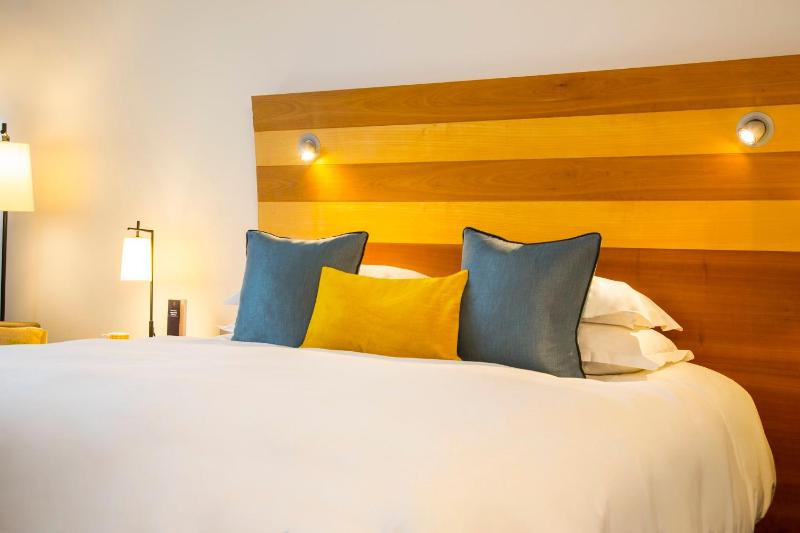 Standard King Room image 3