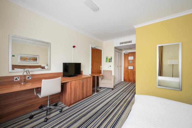 Standard King Room image 4