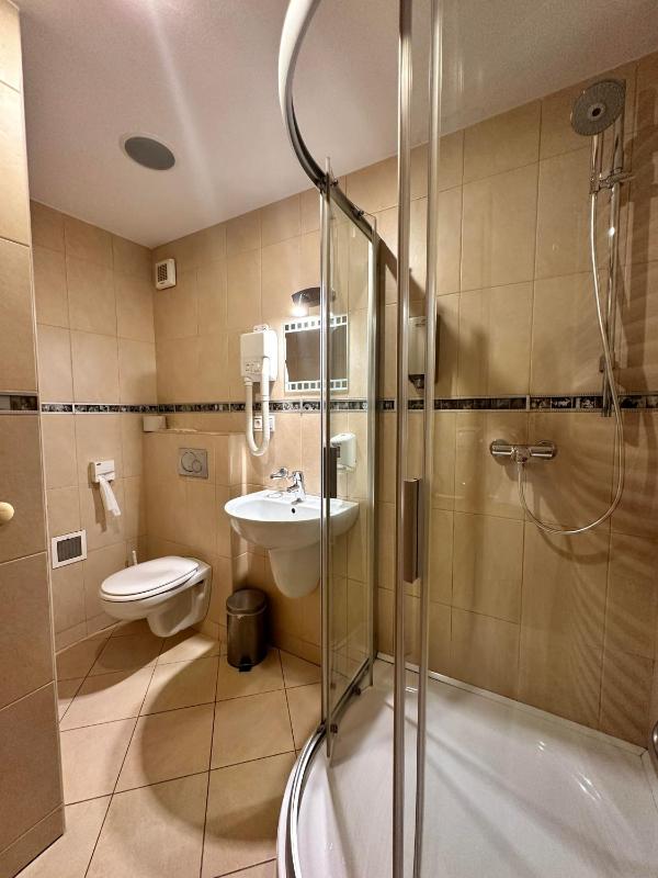 Double Room image 4
