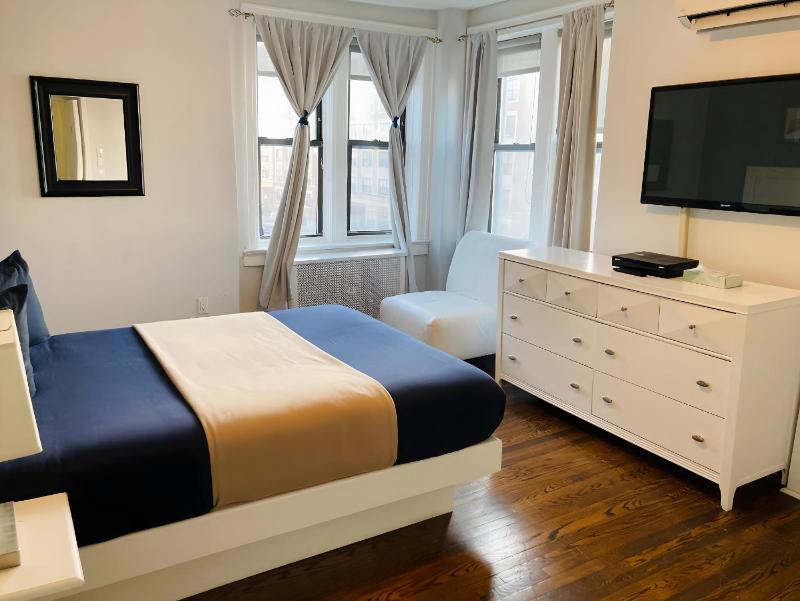 Standard Queen Room image 3