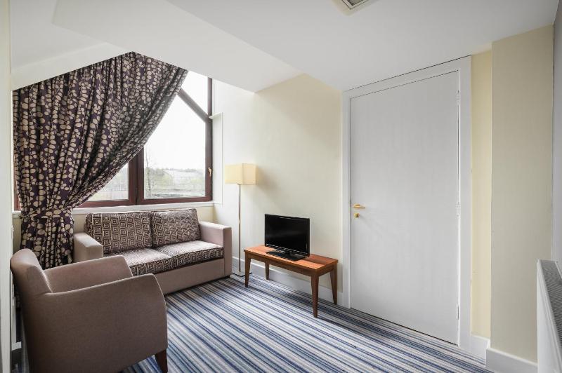 Suite with Single Sofa Bed image 2