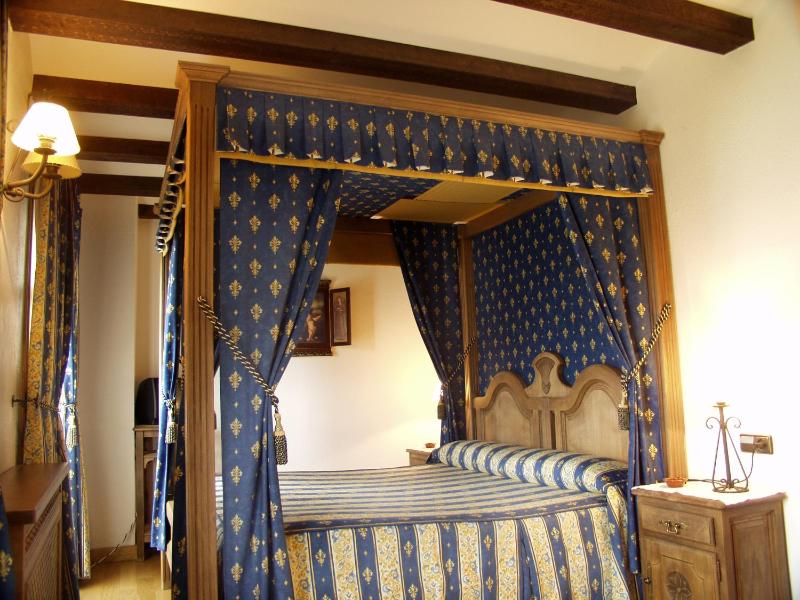Double Room with Four Poster Bed image 3