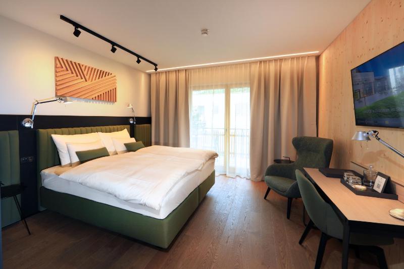 Deluxe Double Room with Balcony image 4