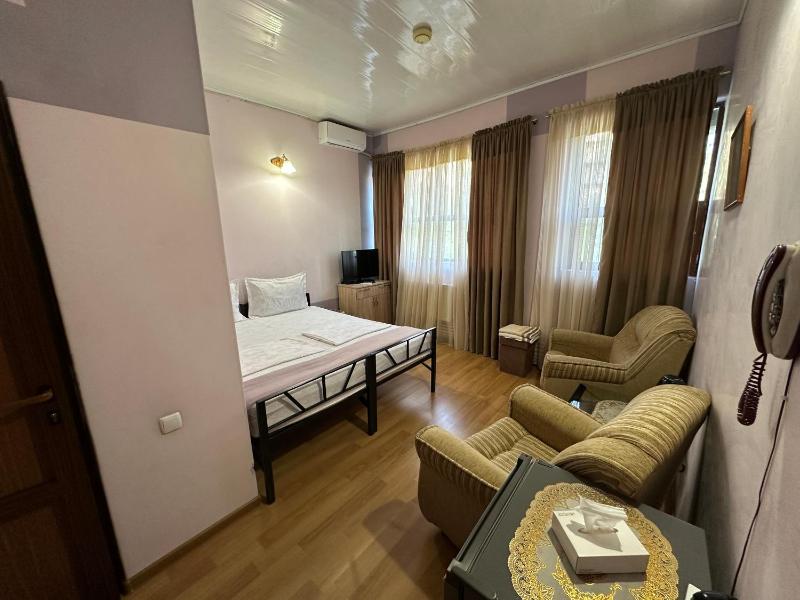 Twin Room with Bath image 4