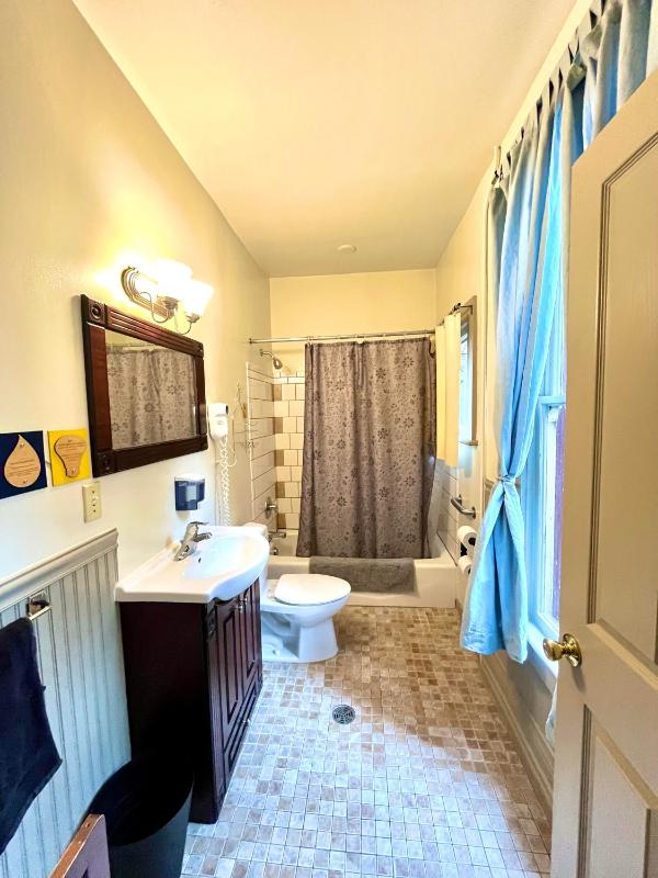 Double Room with Shared Bathroom image 3