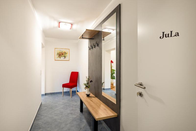 One-Bedroom Deluxe Apartment image 1