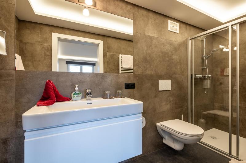 One-Bedroom Deluxe Apartment image 3