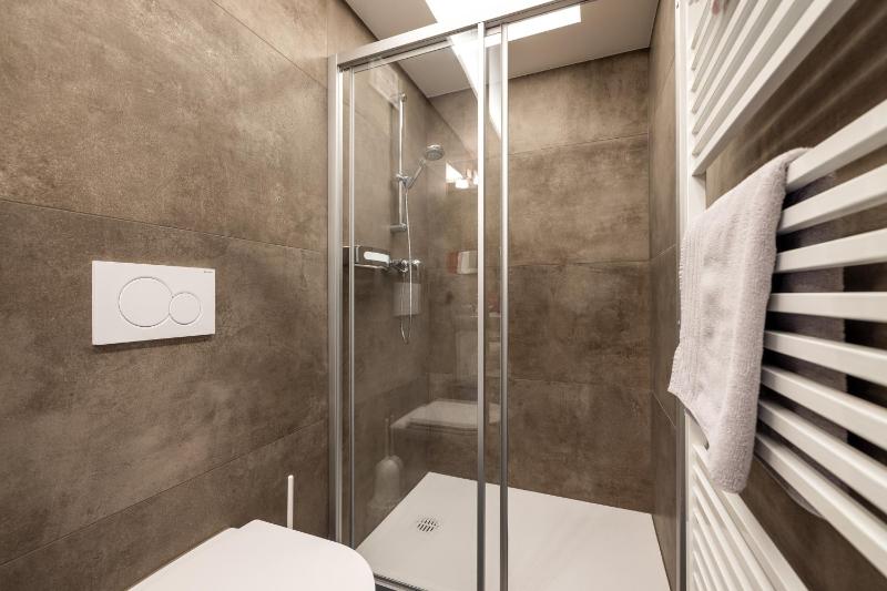 One-Bedroom Deluxe Apartment image 2