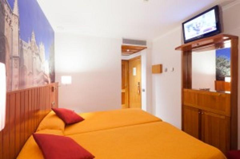 Double or Twin Room with Square View (1 Adult) image 3