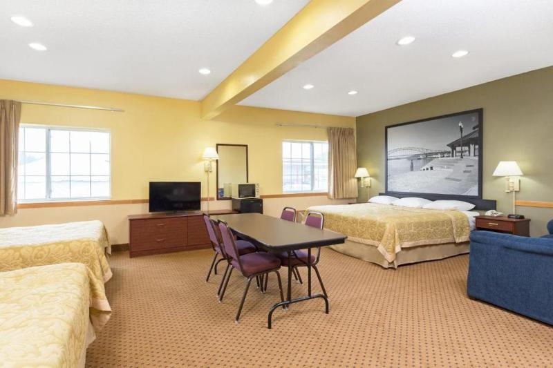 Deluxe Triple Room with Sea View image 3
